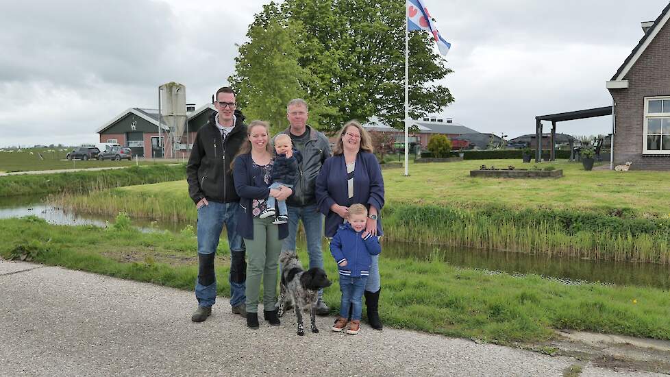 Vlnr: Thomas Postma, zijn vrouw Hennie Hoekstra, Herman en Tjimkje Hoekstra en de (klein)kinderen Herman en André.