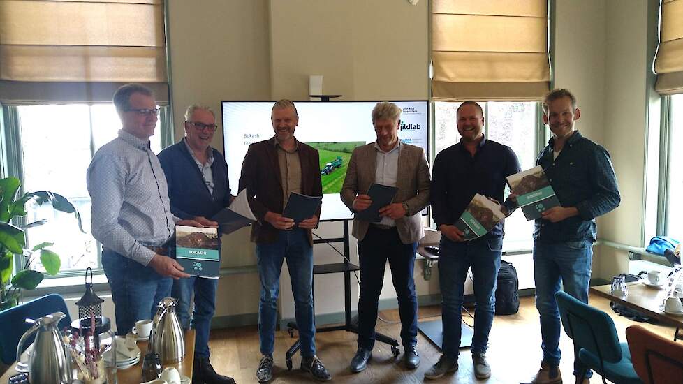 Vlnr: Geert Broersma, Pieter de Vries (beiden melkveehouder), Gerben Wiersma (wethouder), Cees Pieter van Burgsteden (waterschap), Jan Auke Bos (melkveehouder) en Joos Mulder (Mulder Agro).