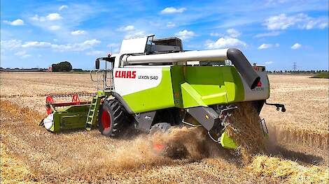 Eerste Wintergerst van 2024 dorsen bij Landb. Blaauw in Meedhuizen