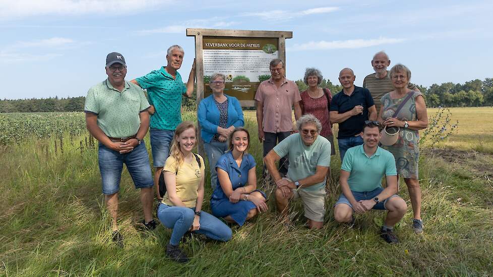 Bestuurders GroenLinks en PvdA bij de keverbank aan de Hijkerweg op werkbezoek bij akkerbouwer Otto Willem Eleveld (staand 2e van links).
