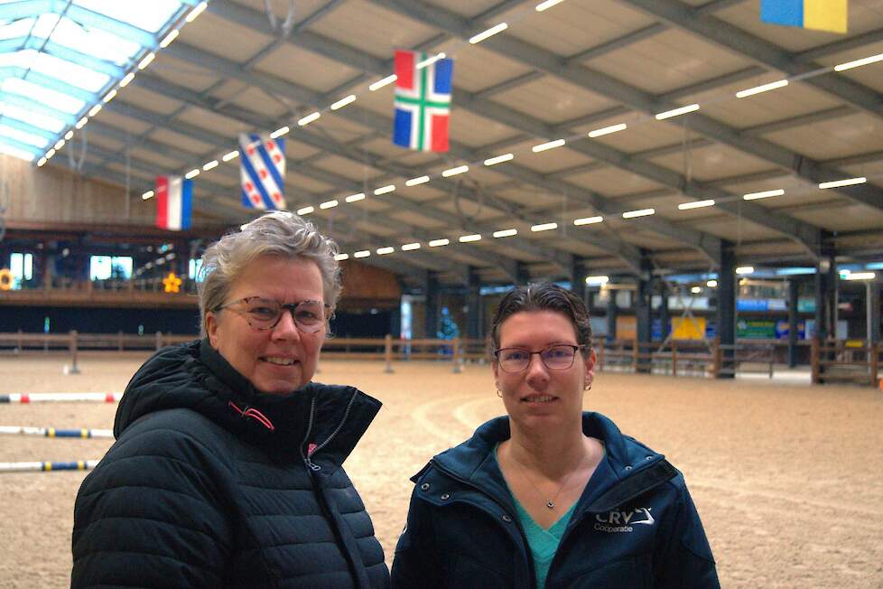 Voorzitter Marjan van der Giezen en bestuurslid Mirjam Snoeks van de Groninger Rundvee Show, die op 1 maart 2025 in Tolbert wordt gehouden.