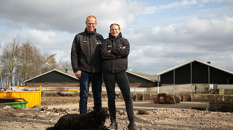 Wiebe in ’t Hout en zijn zus Marijke Folkers slopen twee stallen en bouwen een nieuwe vleesvarkensstal.