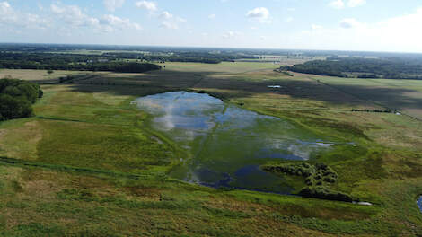 Luchtfoto van het natuurgebied De Poasen nabij het dorp Wijnjewoude in de gemeente Opsterland.