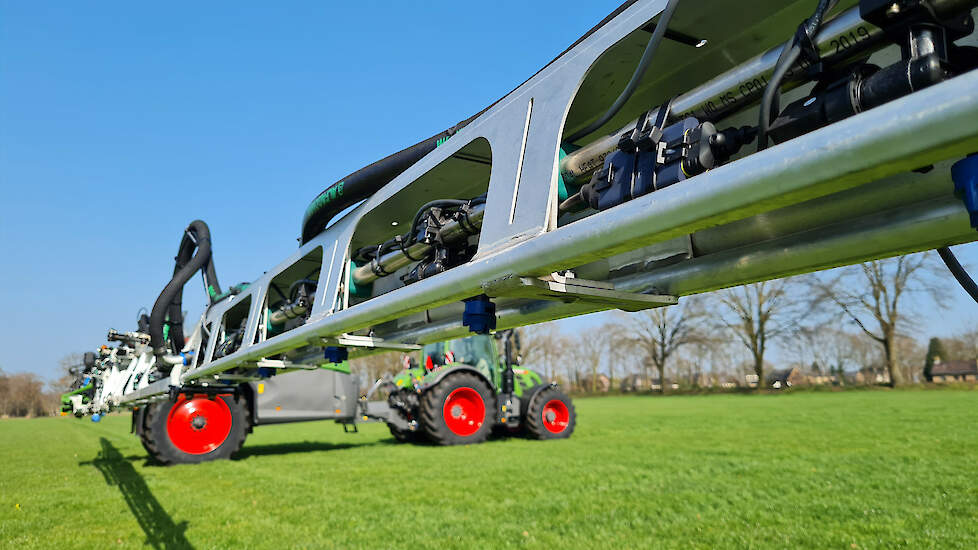 De Fendt Rogator getrokken veldspuit van Van Leeuwen Boomkamp is uitgevoerd met BBLeap, waarmee de teler zorgt dat hij op precies de juiste plek een bespuiting uitvoert.