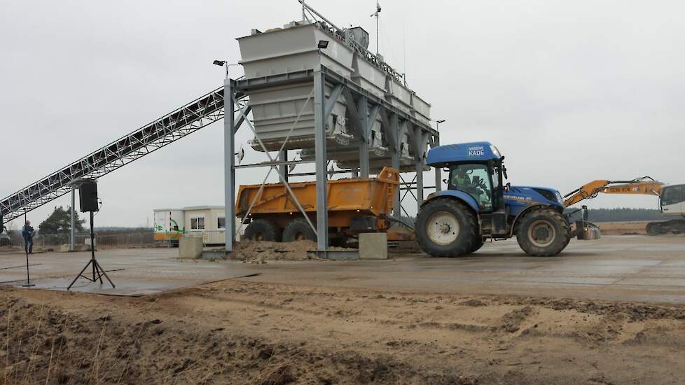 zandbunkers met trekker in natuurgebied Fochteloërveen