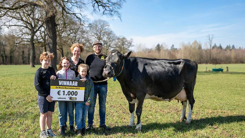 Sandra 2 van familie Van de Riet is de Beste Boerenkoe 2025. Henk-Jan en Juliëtte van de Riet en hun kinderen Florian, Leonore en Merlijn met Sandra 2.