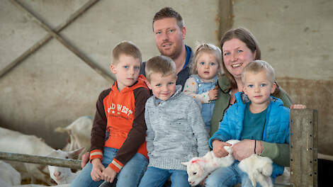 Bas en Rianne Stolp, samen met hun vier kinderen.