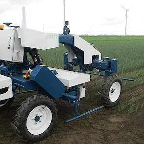 EKO-BOT van Homburg. Deze robot kent twee modellen en is op dit moment geprogrammeerd voor uien. Deze autonoom rijdende robot wordt met behulp van GPS bestuurd en kan non-stop werken, de accu gaat 8 tot 10 uur mee.