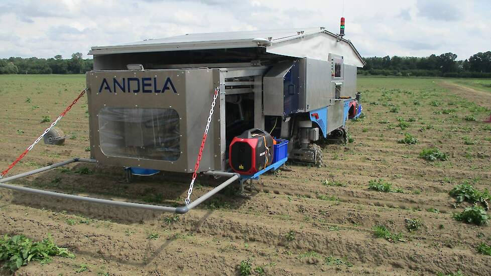 De Andela is aanzienlijk breder, de 9 meter brede wieder heeft 12 camera’s en 12 robotarmen. De camera’s onderscheiden onkruid van het gewas. Elke robotarm heeft een stift die het onkruidplantje vernietigd door middel van warmte. De snelheid van de machin