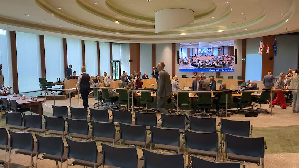 1 minuut voor het begin van het debat nog maar een handjevol mensen op de publieke tribune.