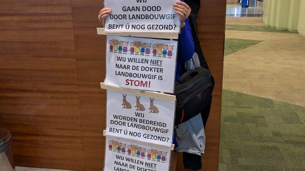 Stil protest tijdens de vergadering.
