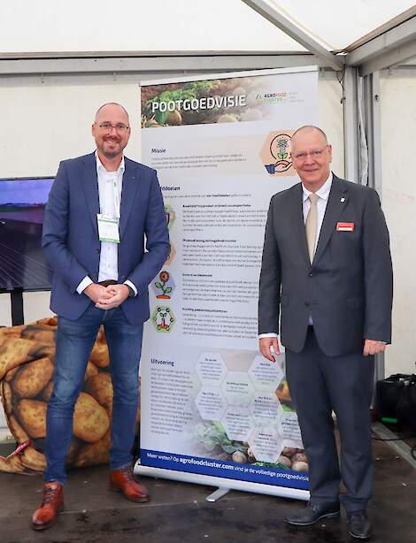 Links Cor van Veldhuijsen, managing director Agrofoodcluster en rechts Jan Klopman, gedeputeerde provincie Flevoland.