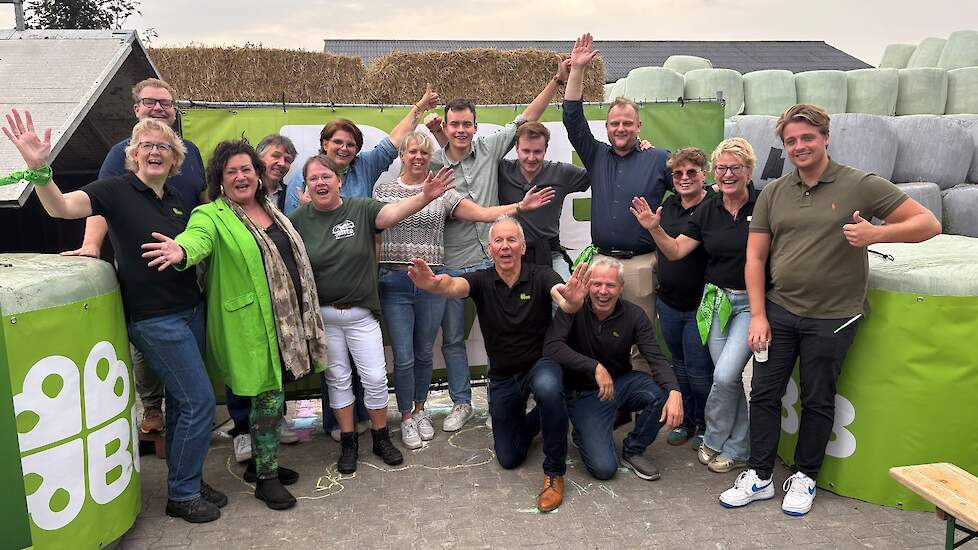 Fractievoorzitter Caroline van der Plas (derde van links), Europarlementariër Sander Smit (vierde van rechts) en het team van BBB Overijssel voor het gloednieuwe spandoek.