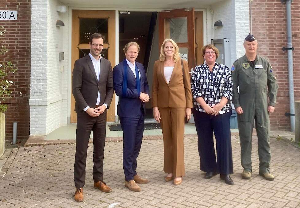 Staatssecretaris van Defensie Gijs Tuinman (2e van links) op bezoek in Leeuwarden. Verder vlnr: wethouder Evert Stellingwerf (gemeente Leeuwarden), dijkgraaf Luzette Kroon en dagelijks bestuurslid Monique Plantinga (beiden Wetterskip Fryslân) en commodore