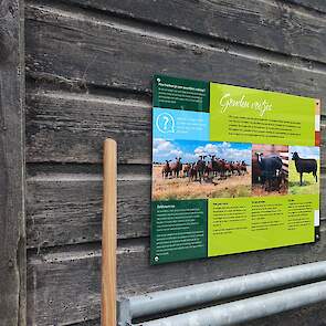 Informatieborden bij Hoeve Kazan.
