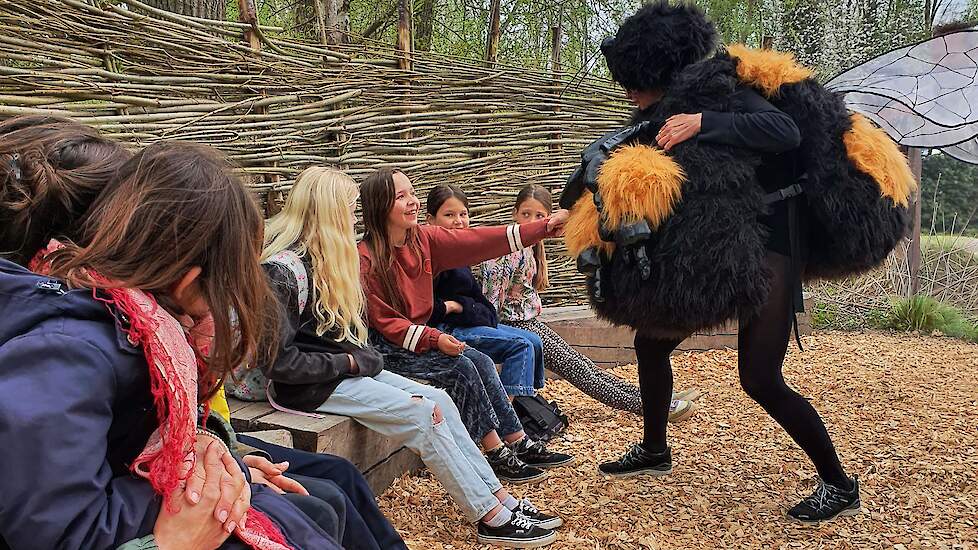 De hommelkoningin op de Floriade.