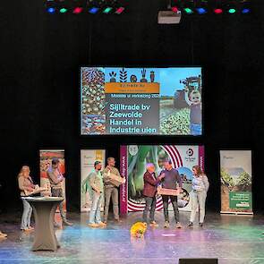 Overhandiging van de geveilde uienkistjes.