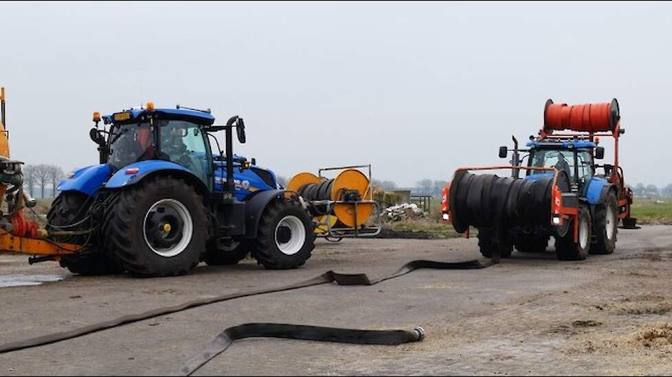 Loonbedrijf Otten v.o.f. uit Linde aan het grasland bemesten