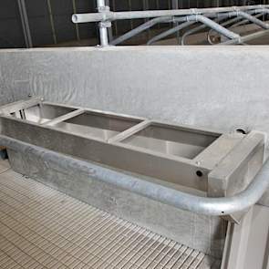 Waterbakken zijn voorzien van beschermingbeugels
