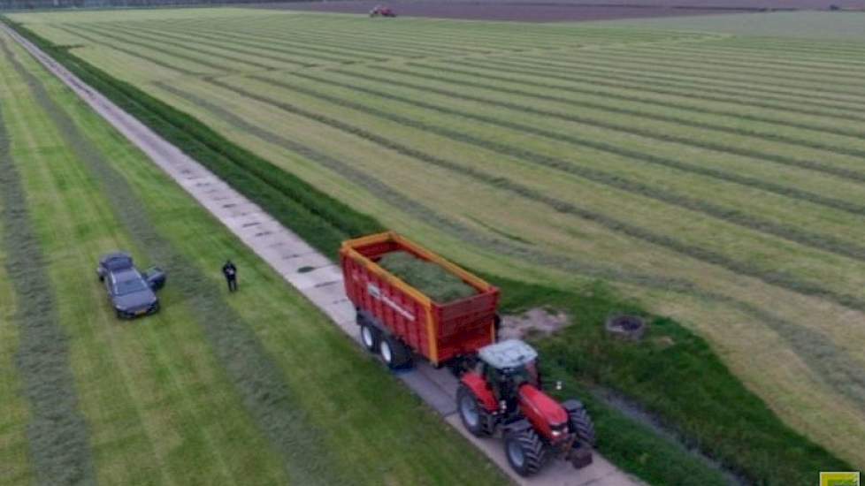 Oogst van de eerste snede bij Johan Dekker in Zeewolde. Foto Jaap Gielen/Twitter.