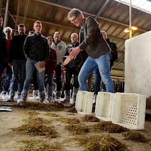 Gert-Jan Hegeman van Reesink, onder andere importeur van Kuhn in Nederland, hield samen met zelfstandig voeradviseur Henry van Ittersum een presentatie over de benutting van de kuil. Nadat Hegeman, middels een korte video, liet zien hoe een mengwagen goed