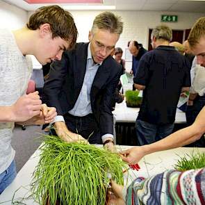 Bij de workshop ‘Graslandkwaliteit en melkproductie' van Plantum, mochten de aanwezigen zelf de handen uit de mouwen steken en konden ze hun kennis van grassen testen en bijvijzelen. Dat viel voor veel veehouders nog niet mee