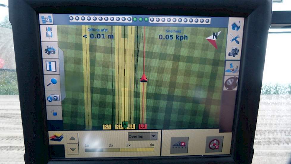 Het FmX display is geschikt voor handmatig en automatisch sturen, maar ook voor werktuigbesturing, afgifte regeling, sectiecontrol en opbrengstmeting.