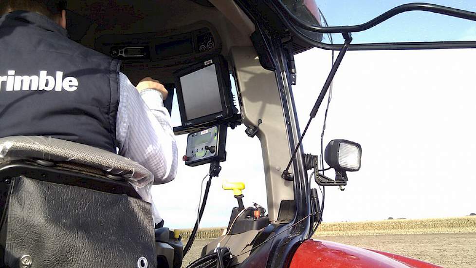 De GEO           Plough ploegbesturing van Agrometrius werkt met een sensor op de ploeg. Deze precisie besturing voorkomt een slingerende pootmachine en je kunt er in het donker mee ploegen